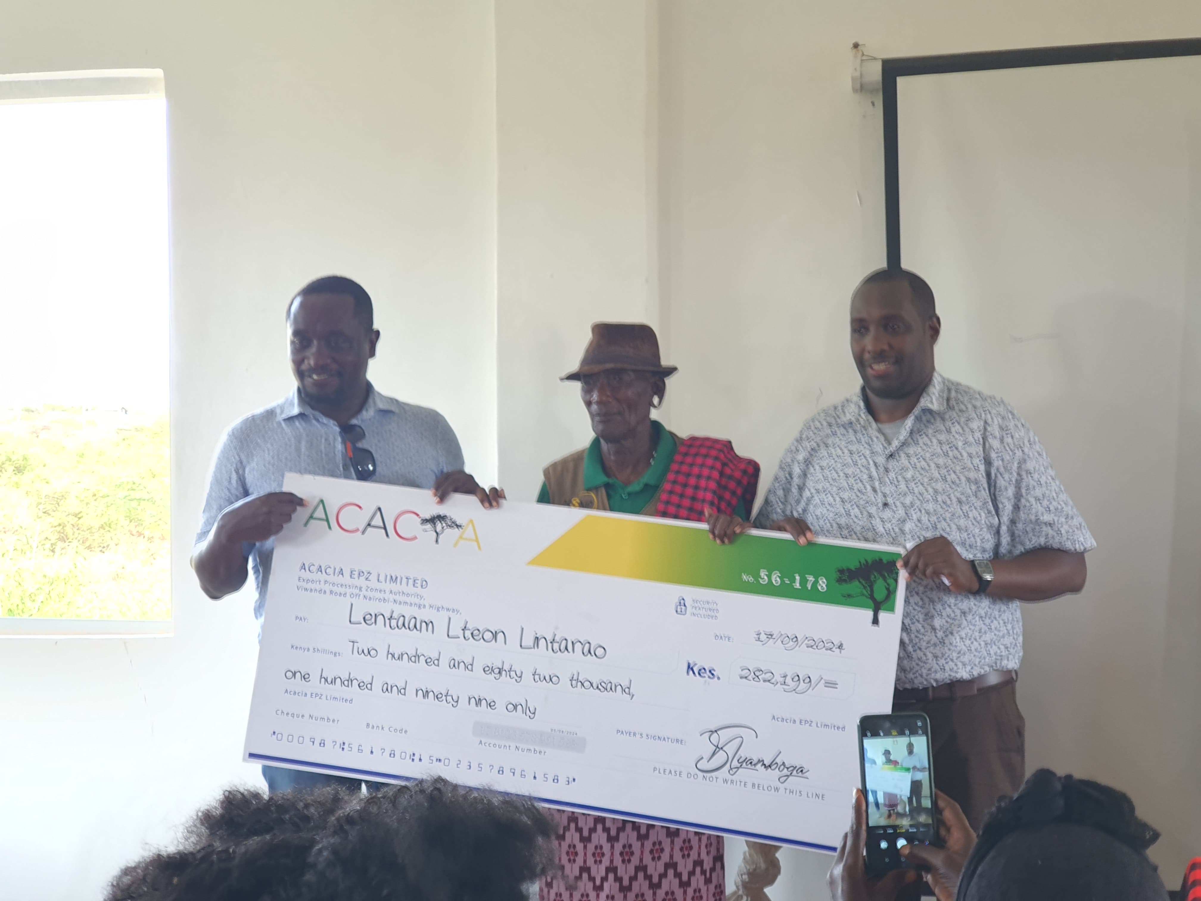 Lentaam Lteon Lintarao receiving his Revolving Fund bonus cheque