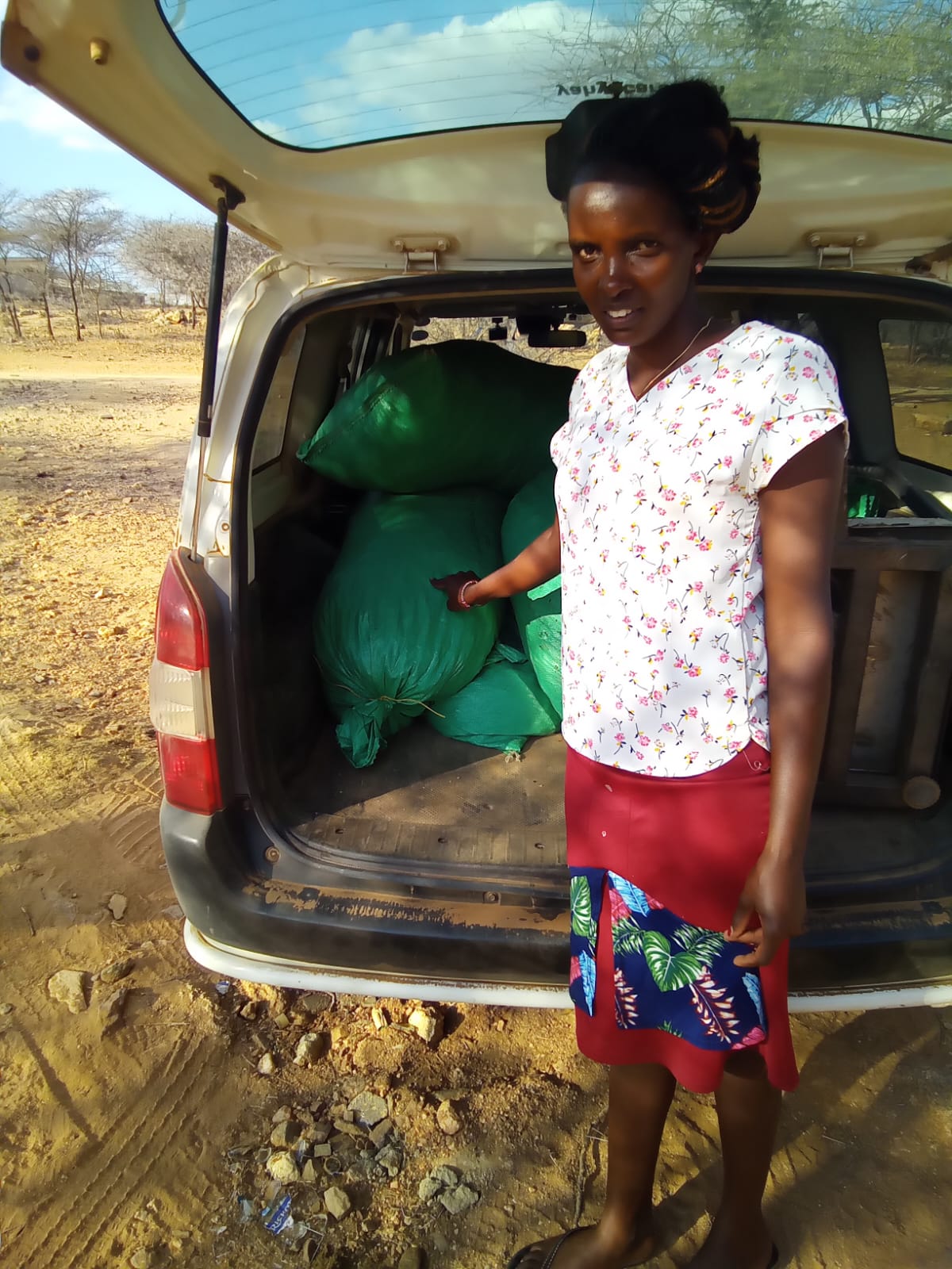 Woman collector delivering gum arabic bags at collection point